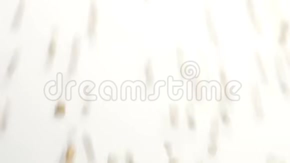 白色背景下的生荞麦从顶部掉落并填充框架视频的预览图