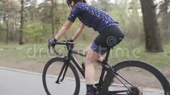 健身运动骑自行车的女孩在公园里骑车时拿着车把单车概念视频的预览图