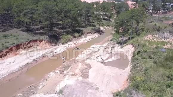 浅窄的泥质河流用于采砂上景视频的预览图