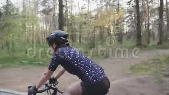 女骑自行车的人在公园里骑自行车关闭侧视跟随射击单车概念视频的预览图