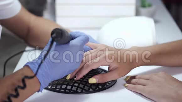 美容师动手清洁女性客户指甲视频的预览图