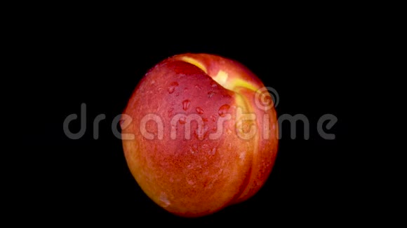 水喷在桃子上在黑色的背景下视频的预览图