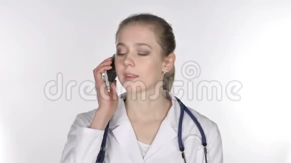 年轻女士医生在讲智能电话白色背景视频的预览图