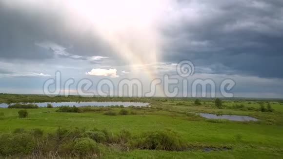 宽阔平静的河流映出五彩缤纷的彩虹和白云视频的预览图