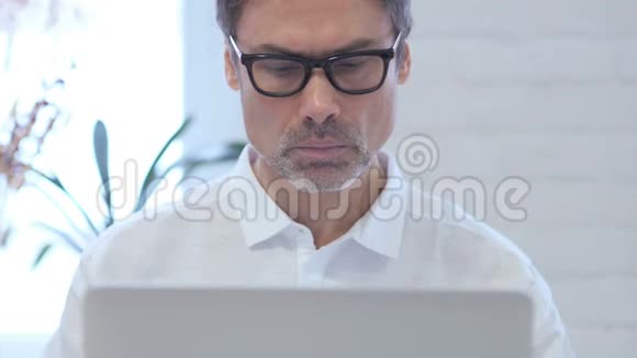 在诊所里用笔记本电脑工作的人前面关门视频的预览图