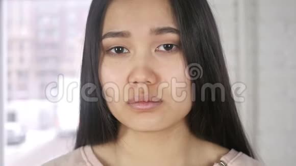 结束沉思的年轻亚洲女人的思考头脑风暴视频的预览图