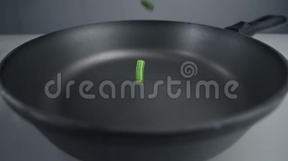 法国菜豆正缓慢地下降到平底锅中新鲜蔬菜在240fps中下降烹饪蔬菜混合物视频的预览图