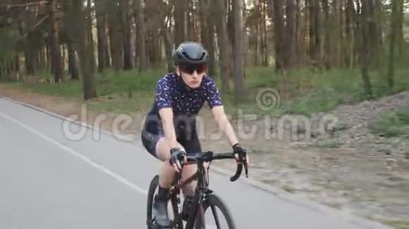 专注的职业自行车运动员女性骑自行车在公园里培训概念骑自行车视频的预览图
