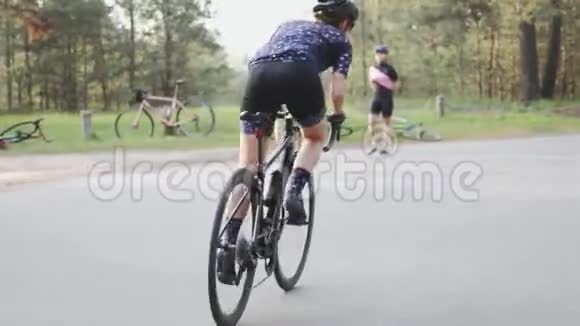女自行车手从马鞍上跑出来自行车训练理念骑自行车视频的预览图