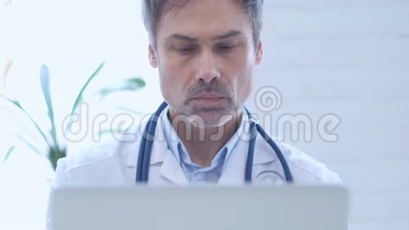 头痛紧张的医生在诊所工作关闭视频的预览图