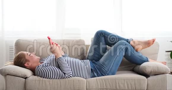 放松的女人在视频聊天时吹了一个吻视频的预览图