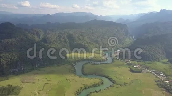 有河流和田野的山谷在山的底部俯视视频的预览图
