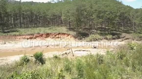 工业机器把沙子从河中抽取到森林中视频的预览图