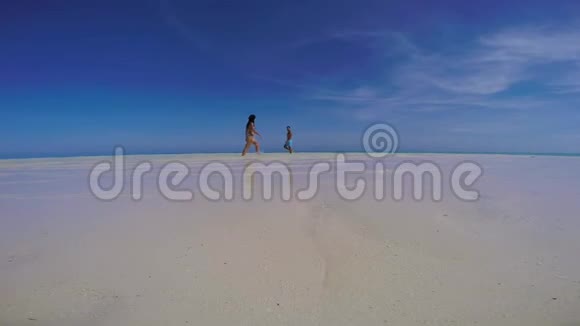 菲律宾沙洲地平线上可爱的旅行情侣视频的预览图