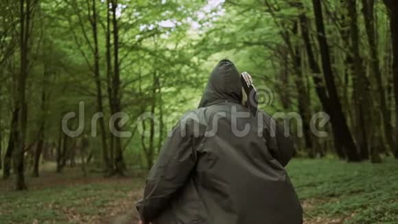 在野生落叶林中专业伐木工人与前轴同行视频的预览图
