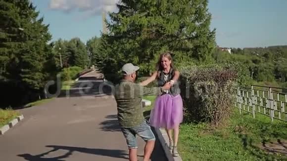 那个女孩走在路边她的男朋友在支持她很漂亮的一对情侣一起散步玩得开心视频的预览图