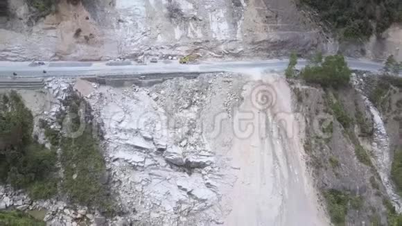 天桥电影峡谷斜坡滑坡与滑板车道路视频的预览图