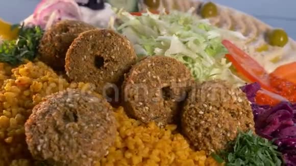 保加利亚菜沙拉Hummus和Falafel视频的预览图