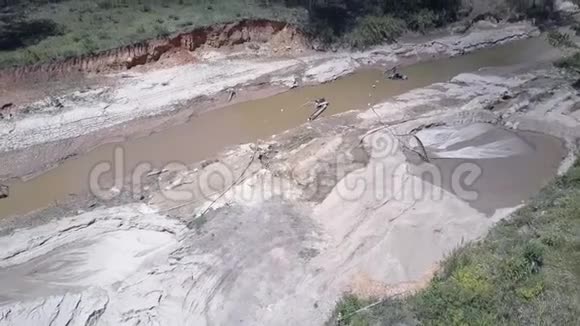 Flycam薄膜窄泥河用于砂砾提取视频的预览图