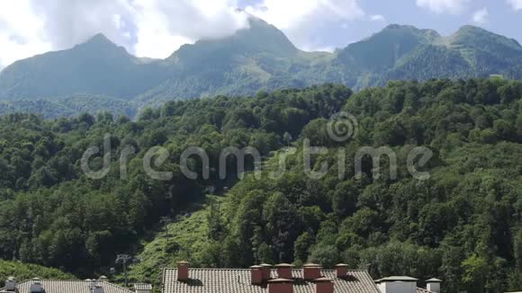 夏季森林山索道在夏季阳光明媚的日子里滑雪胜地和高山村旅游视频的预览图