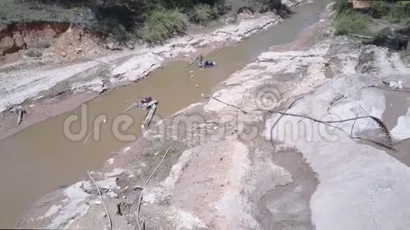 河道采砂设备白天在采石场工作视频的预览图