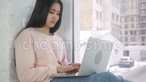 紧张和头痛沮丧的美国黑人妇女压力坐在窗口视频的预览图