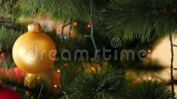 从美丽的彩色球滑块和发光的圣诞灯在火树枝上的4k窗格视频完美完美完美视频的预览图