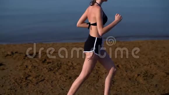 一个年轻女子慢跑的慢动作片段视频的预览图