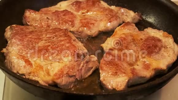 在平底锅上烤牛排肉类食品视频的预览图