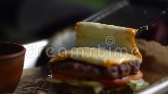 厨师长在厨房准备新鲜汉堡汉堡餐厅菜单烹饪流程视频的预览图