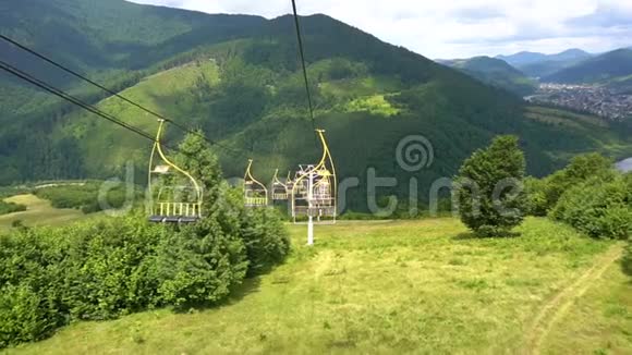 滑雪电梯电缆方式山景美景视频的预览图