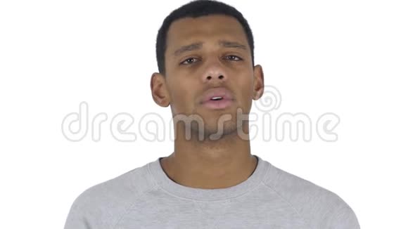 黑人男性颈部疼痛白色背景视频的预览图