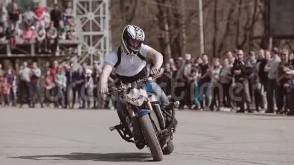 摩托车手在打开车展时把自行车放在车的侧面精彩的表演视频的预览图