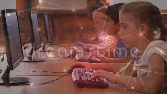 孩子们在电脑室里看电脑视频的预览图