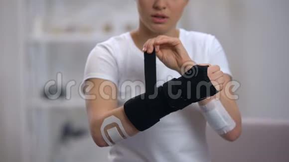 年轻女运动员在创伤后应用钛腕支撑康复健康视频的预览图