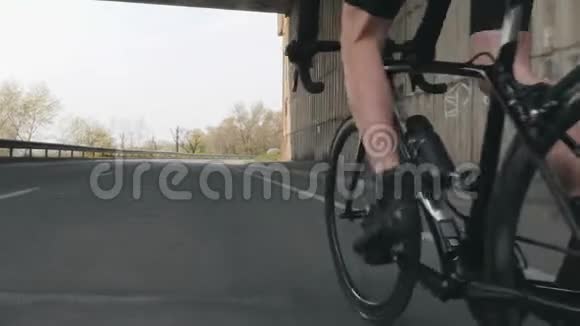 自行车的概念强壮的腿部肌肉蹬自行车骑自行车从马鞍上骑出来关闭后续射击慢动作视频的预览图