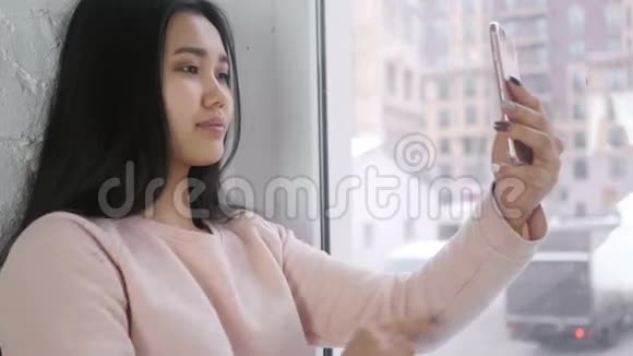亚洲年轻女性在线视频聊天网络摄像头视图视频的预览图