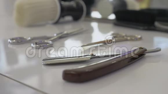 理发店工作台上躺着的发型师工具视频的预览图