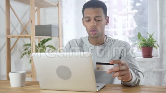 美国黑人成功网购信用卡支付视频的预览图