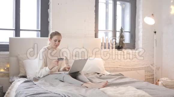 网上购物失败付费坐卧不安的女孩视频的预览图