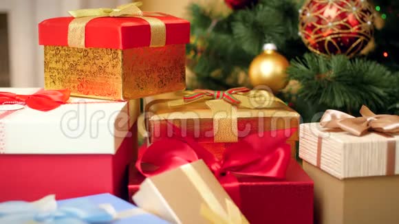 特写4k镜头镜头慢慢地向许多圣诞礼物和礼物的灯光和圣诞树移动视频的预览图