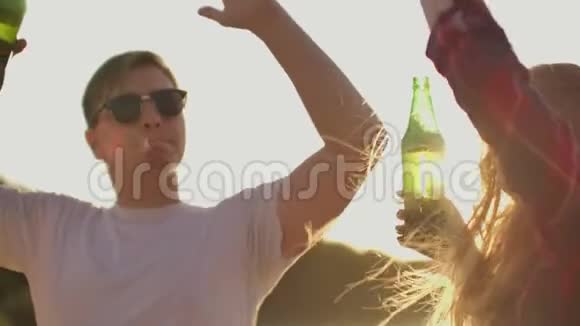 在海滩上喝啤酒的夏日视频的预览图