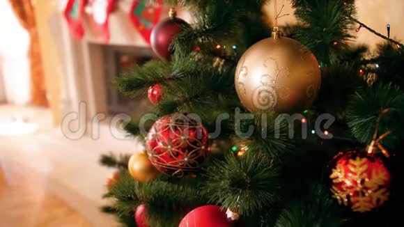 4k摄像机的特写镜头慢慢地在美丽的圣诞树上翻腾圣诞树上装饰着五颜六色的花苞和发光视频的预览图