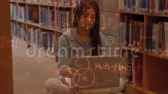 一个女人在她的笔记本电脑里贴着音乐符号视频的预览图