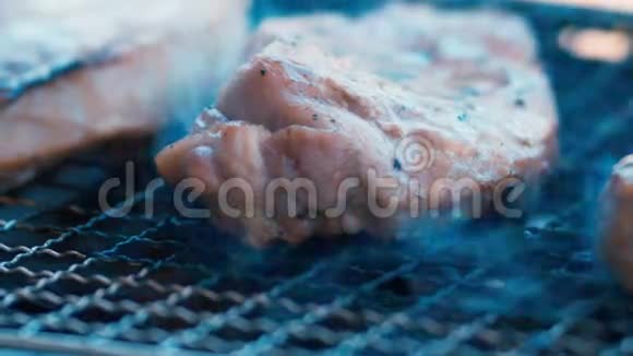 烤架上的猪肉视频的预览图