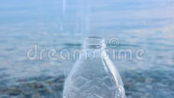 有水的瓶子溅在海水背景上喝水背景改变行为的社会艺术矿物视频的预览图