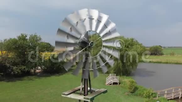 风车在刮风的日子里旋转视频的预览图