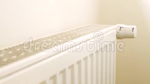 人手动调节恒温器上的温度控制中央家庭供暖系统的热量视频的预览图