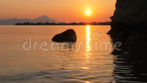 日落海景背景是山晚上靠近大海海洋以太阳为背景的冥想海景视频的预览图