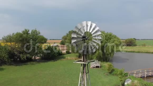 风车在刮风的日子里旋转视频的预览图